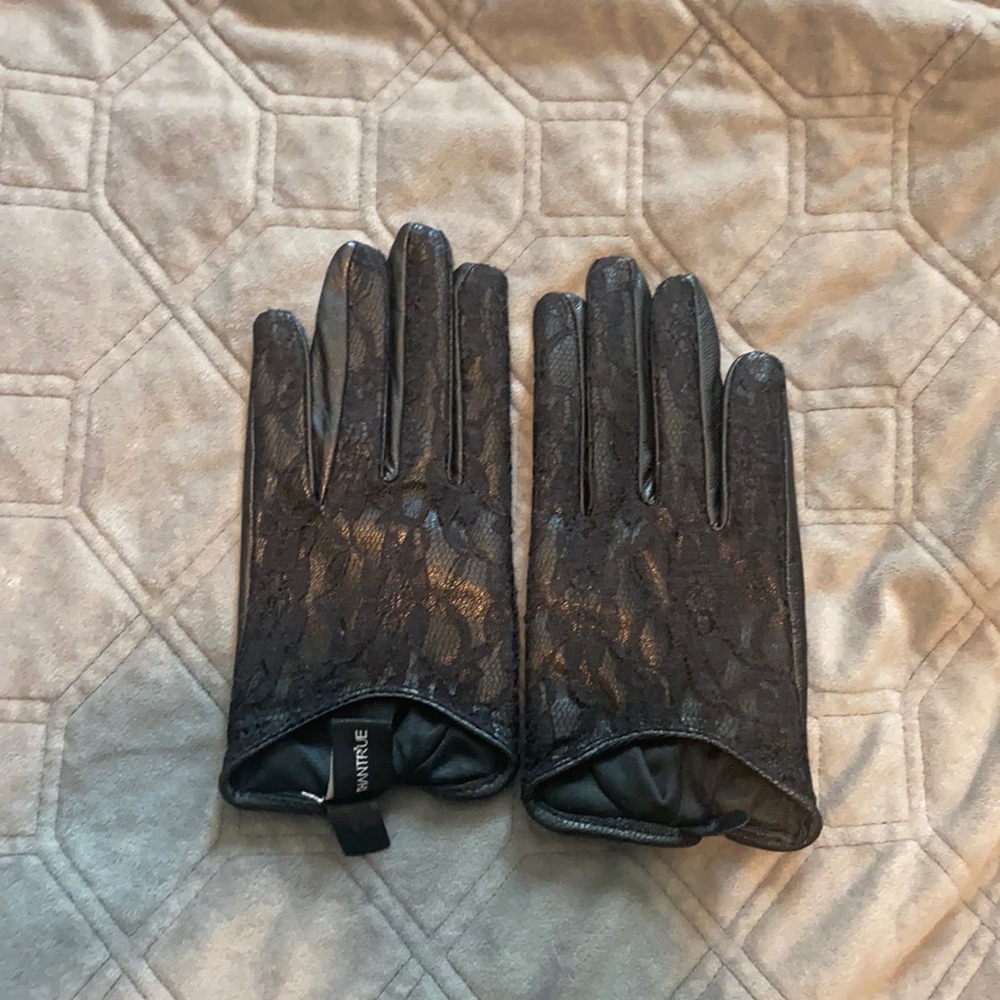 NWOT Thantrue Lambskin and Lace Panel Gloves